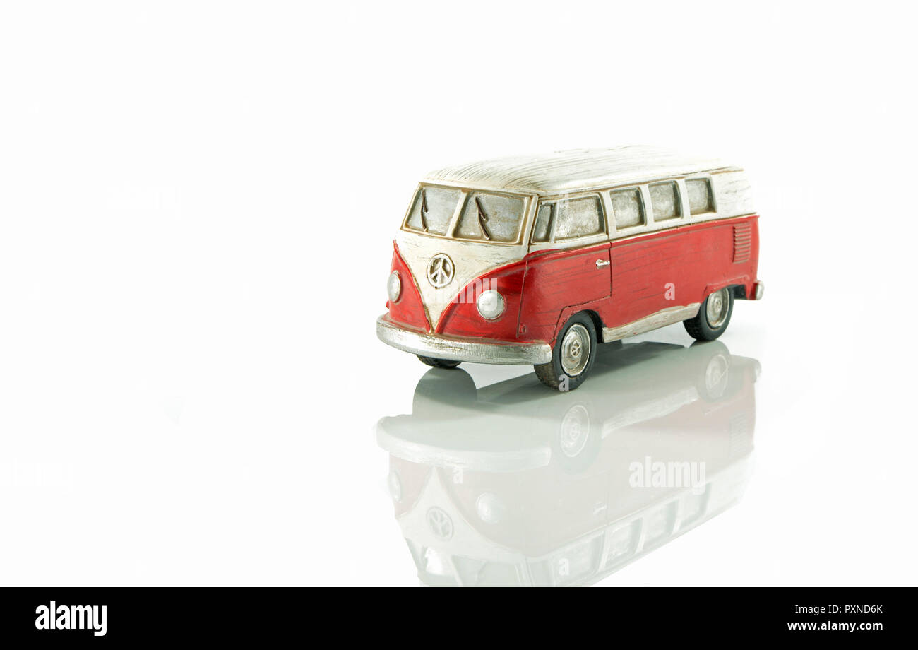 Miniatura in legno VW Bulli 1962 isolato su bianco, il culto auto della generazione hippie e rimase lo stato veicolo dell'onda elevata surfers Foto Stock