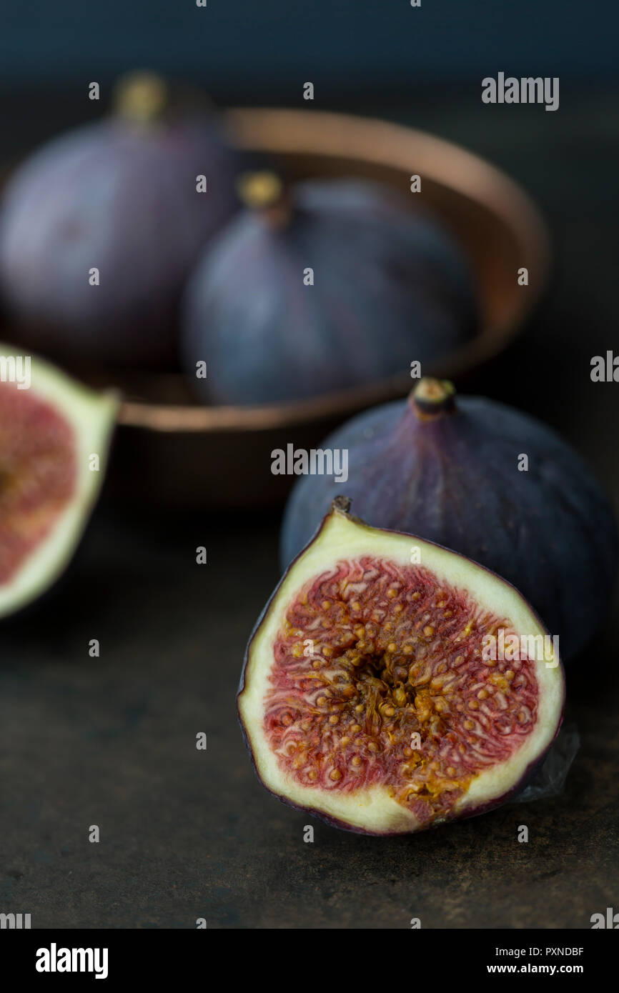 Affettato e intera fichi freschi Foto Stock