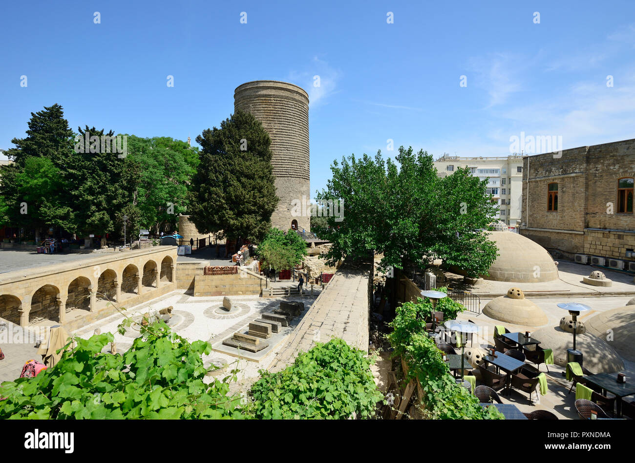 La fanciulla Torre (Qiz Qalasi), un dodicesimo secolo un monumento nella città vecchia e Haji Bani bagno complessa (Haji Gayibâ€™s bathhouse), un sito Patrimonio Mondiale dell'UNESCO. Baku in Azerbaijan Foto Stock