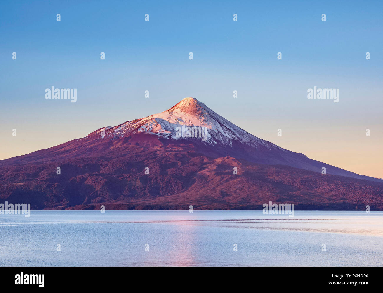 Vulcano Osorno e Lago Llanquihue al tramonto, Llanquihue Provincia, Los Lagos Regione, Cile Foto Stock