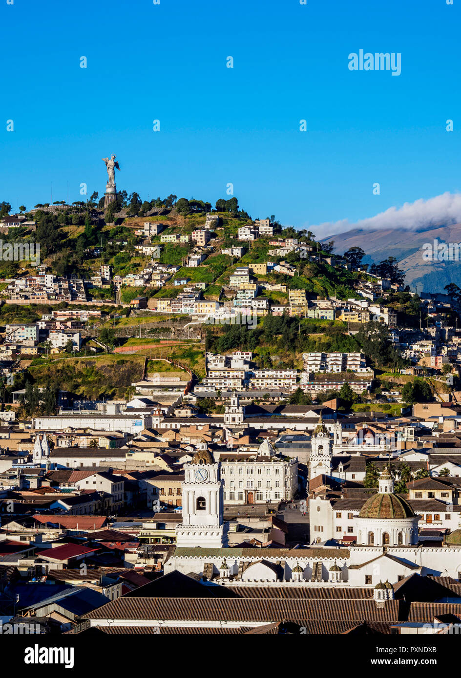 Vista sulla Città Vecchia verso El Panecillo Hill, Quito Pichincha Provincia, Ecuador Foto Stock