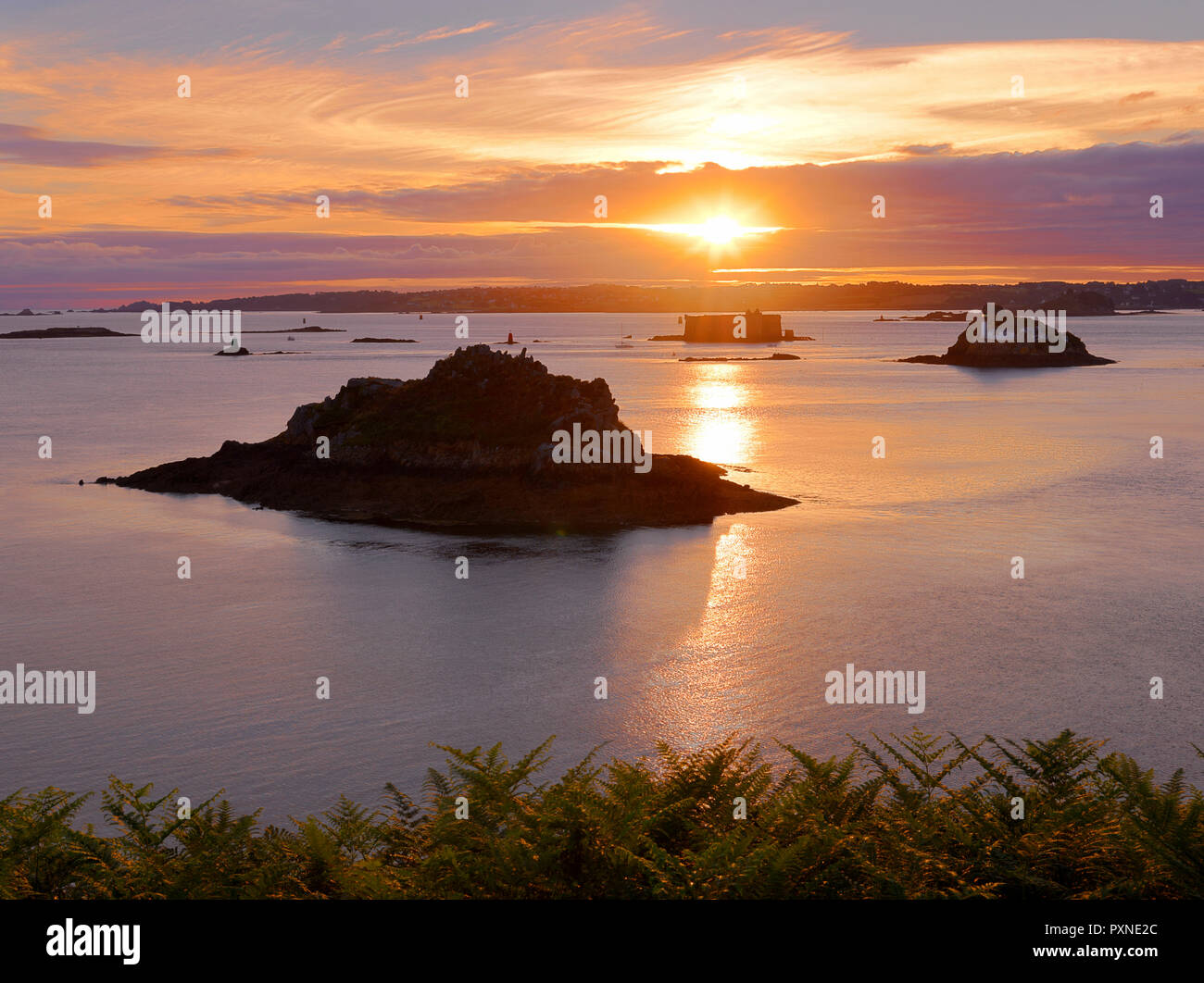 Francia, Finisterre, Baia di Morlaix, Carantec, Louet island e il faro con Chateau du Biancheria Taureau al tramonto Foto Stock