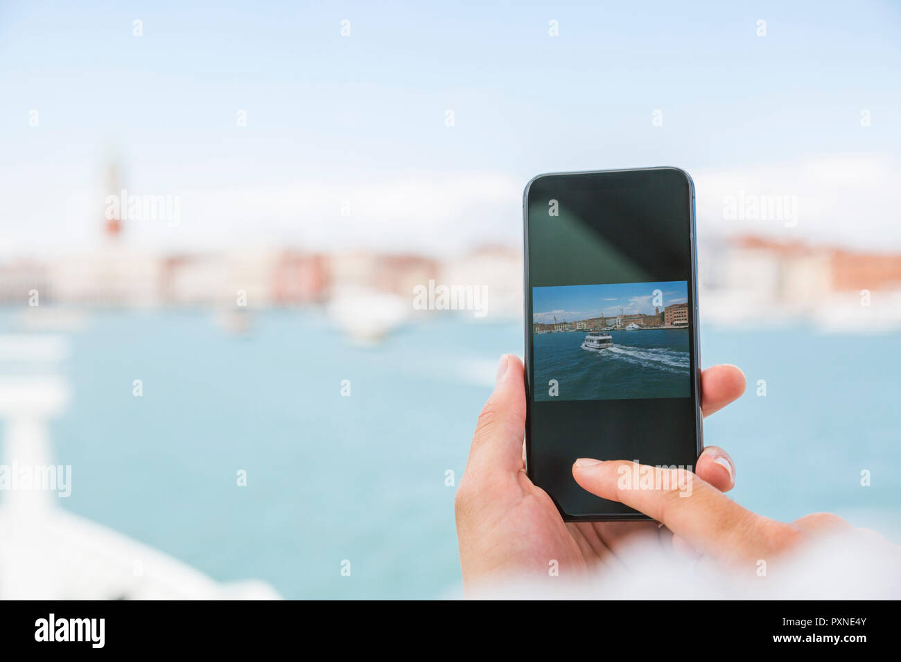 L'Italia, Venezia, close-up di turistica prendendo un immagine dello smartphone dalla città Foto Stock