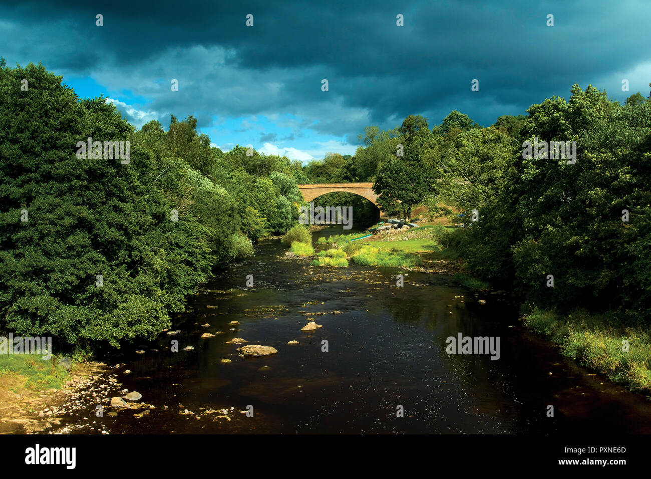 Il vecchio ponte di Avon e l'acqua di Avon, Chatelherault Country Park, Hamilton, South Lanarkshire Foto Stock