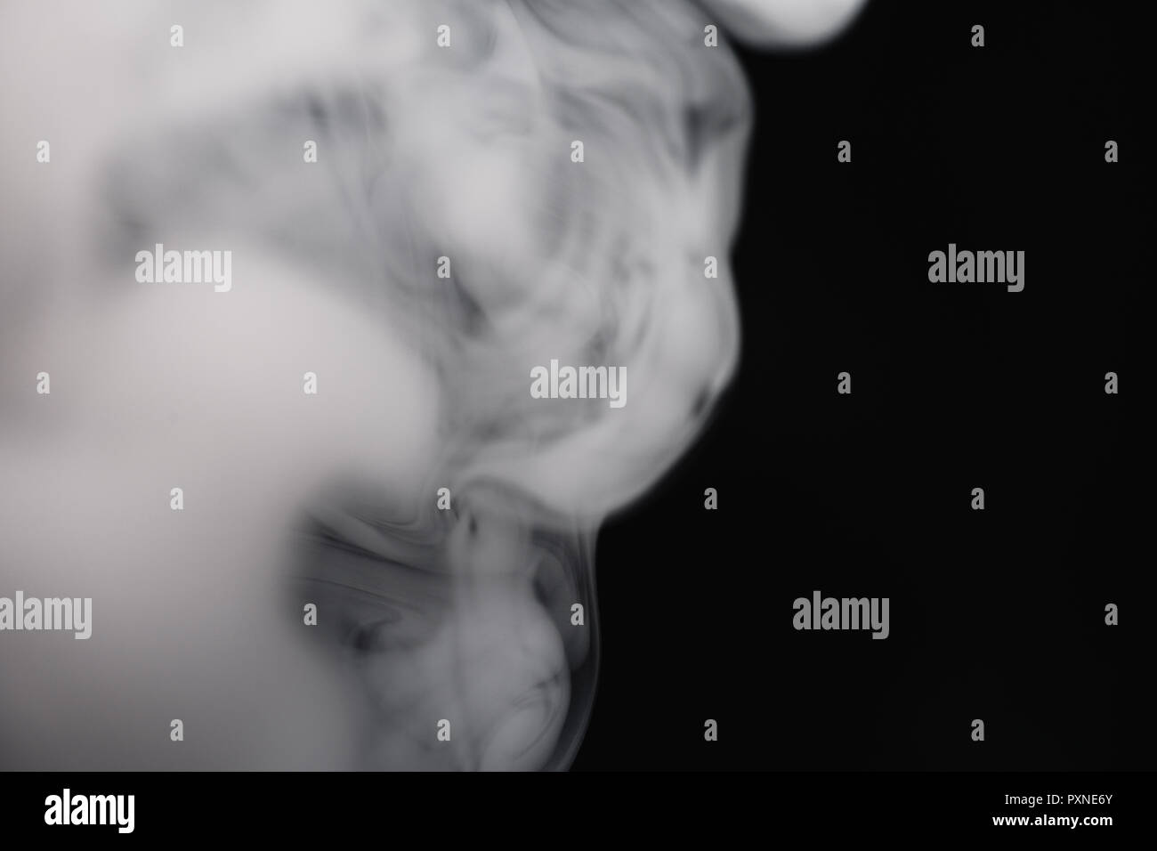 Il fumo su sfondo nero in primo piano Foto Stock