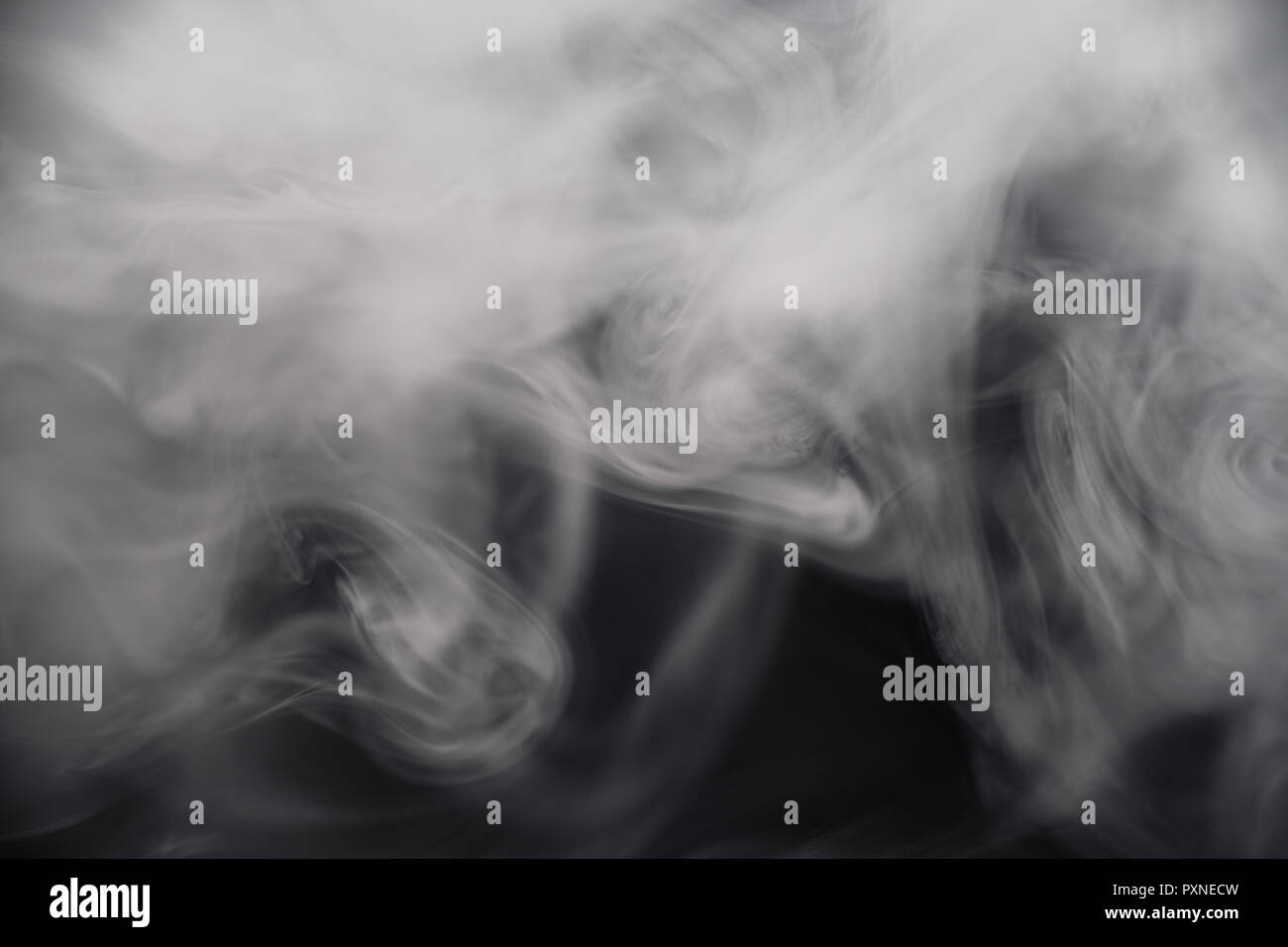 Il fumo su sfondo nero in primo piano Foto Stock