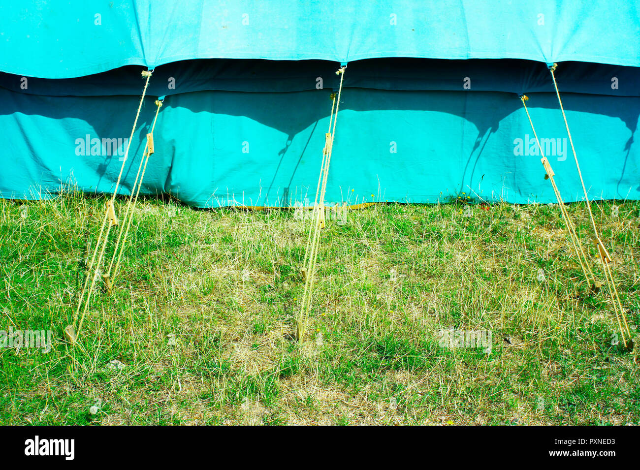 Parte di una tenda protetti con corde e pioli Foto Stock