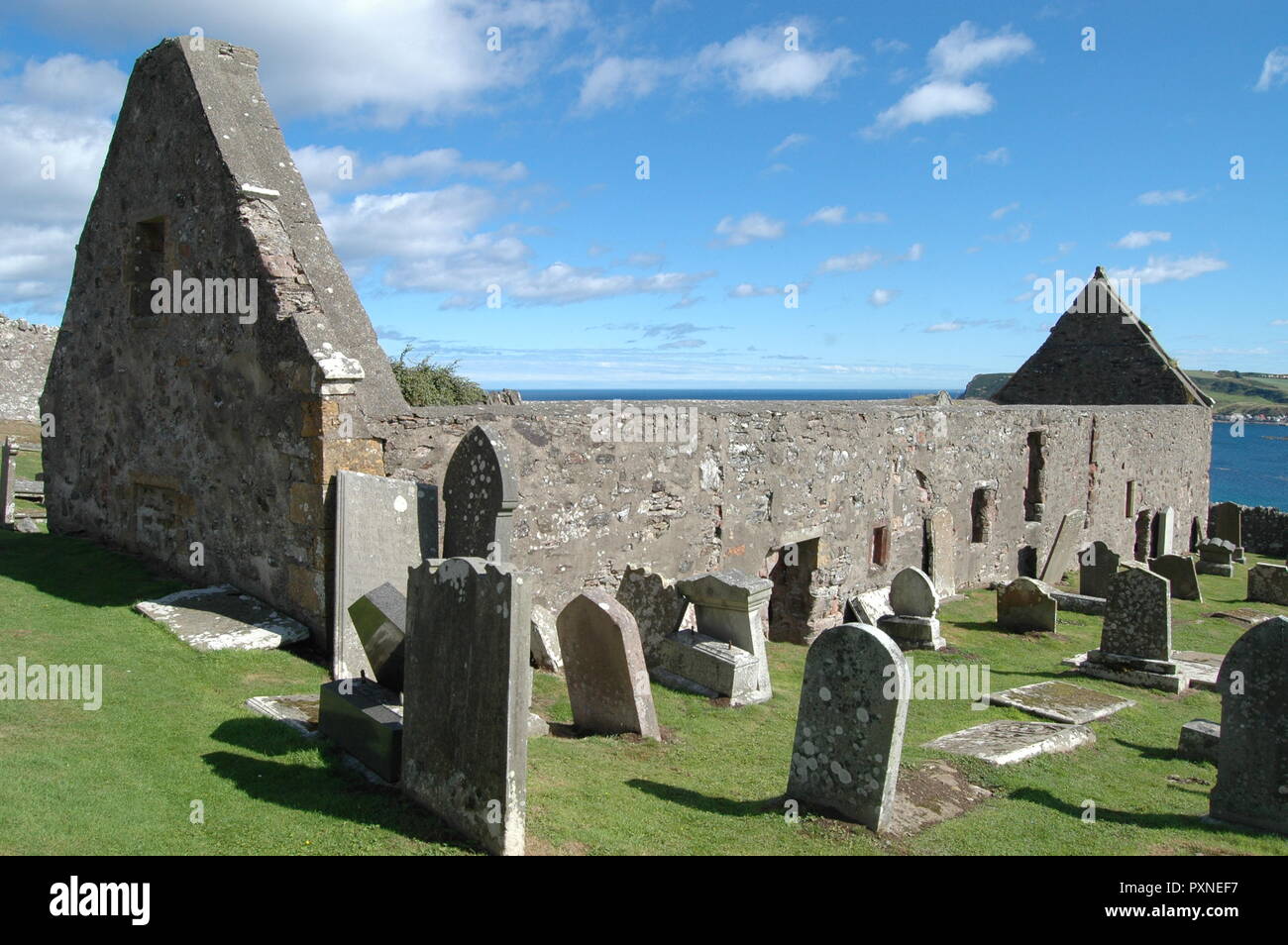 Aberdeenshire, Scozia: 14 agosto 2018 - Antica diruta chiesa di San Giovanni su una scogliera sopra Gardenstown, Aberdeenshire, Scozia. Foto Stock