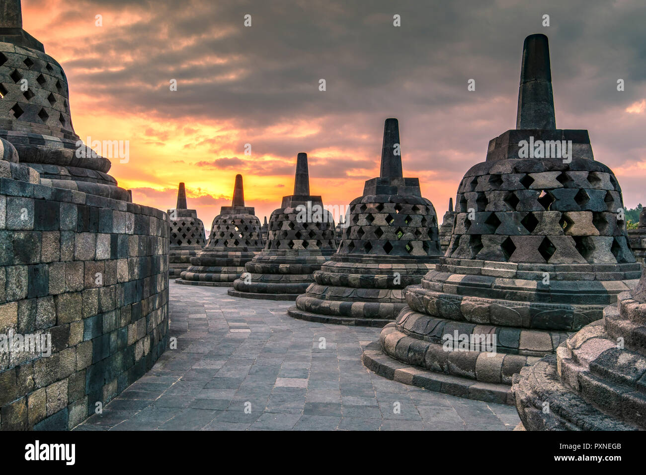 Gli stupa, Candi tempio Buddhista di Borobudur e a Muntilan, Java, Indonesia Foto Stock