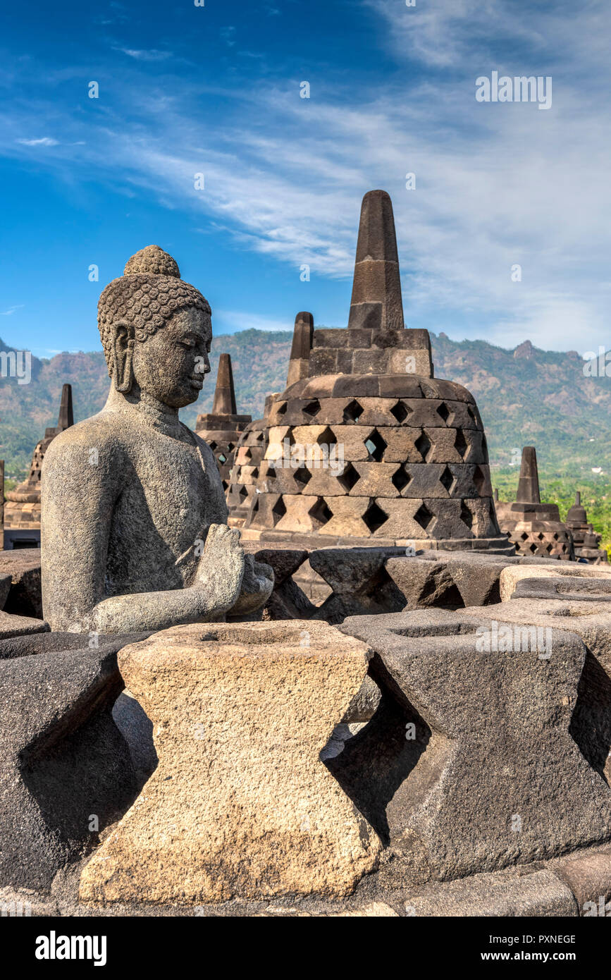 Statua del Buddha, Candi tempio Buddhista di Borobudur e a Muntilan, Java, Indonesia Foto Stock
