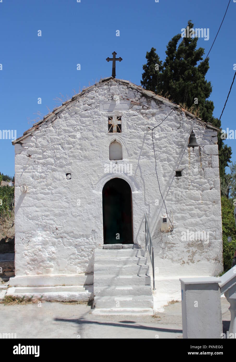 Piccola chiesa vecchia a Chora di Poros Island, Grecia Foto Stock