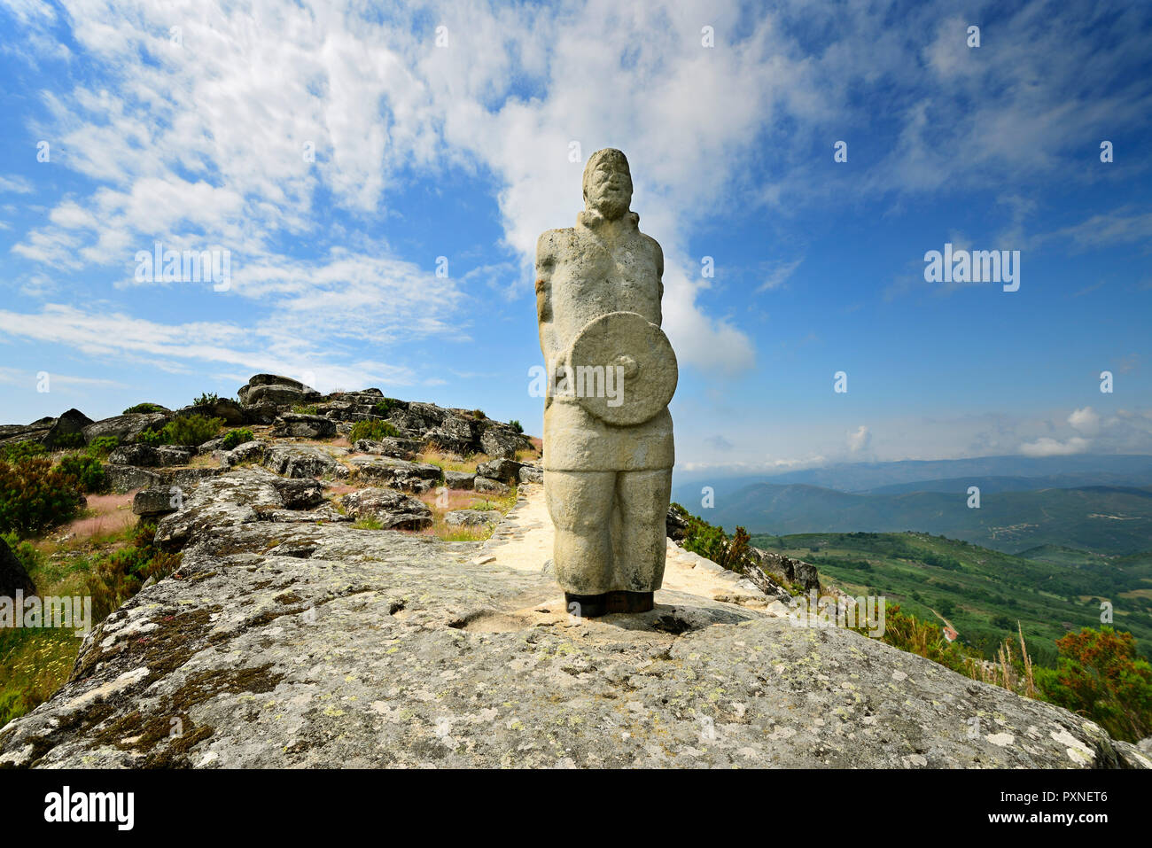 Un galiziano-guerriero lusitano guarda l'orizzonte sulla sommità di insediamento dell'Età del Ferro di Outeiro Lesenho a 1073m. Boticas, Tras os Montes. Portogallo Foto Stock