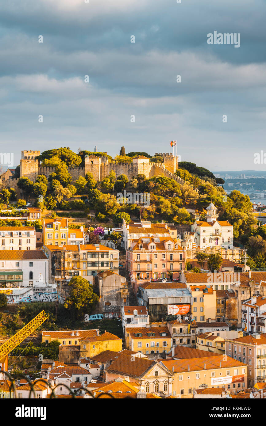 Il Portogallo, Lisbona. Skyline e il castello Sao Jorge. Foto Stock