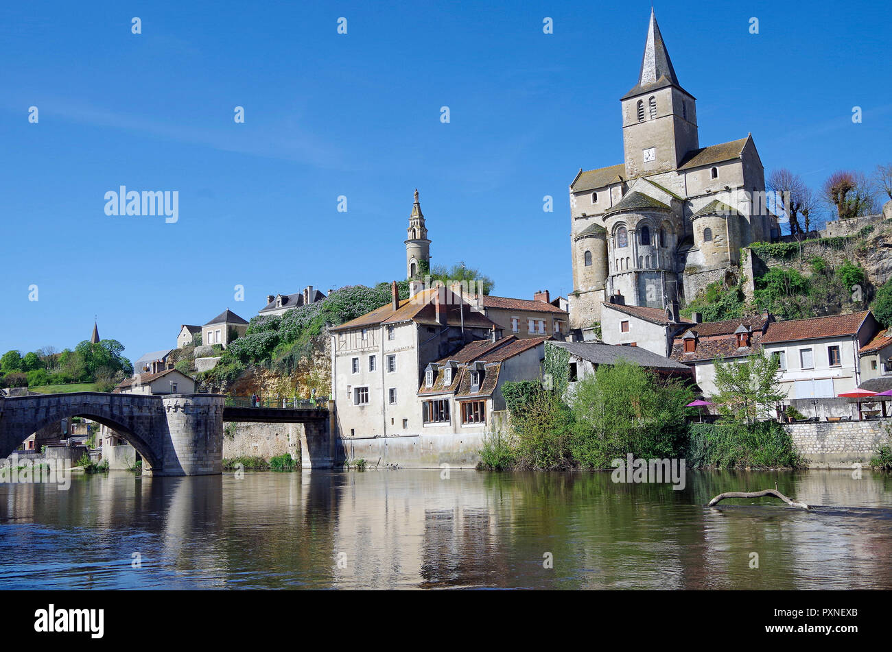 La pieve romanica di Notre Dame, Eglise Notre Dame, arroccato su una rupe sopra il fiume Gartempe & la città di Montmorillon Foto Stock