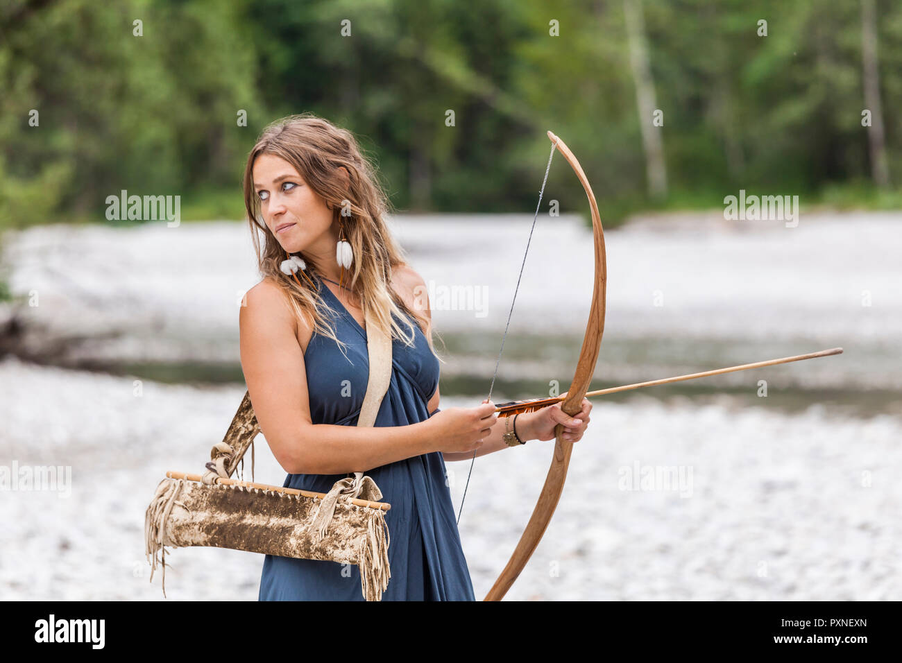Archeress con arco e frecce nella natura Foto Stock