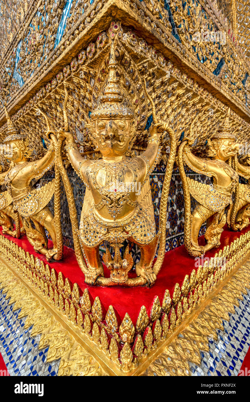 Esterno decorazioni dorate della Ubosoth, Wat Phra Kaew, Bangkok, Thailandia Foto Stock