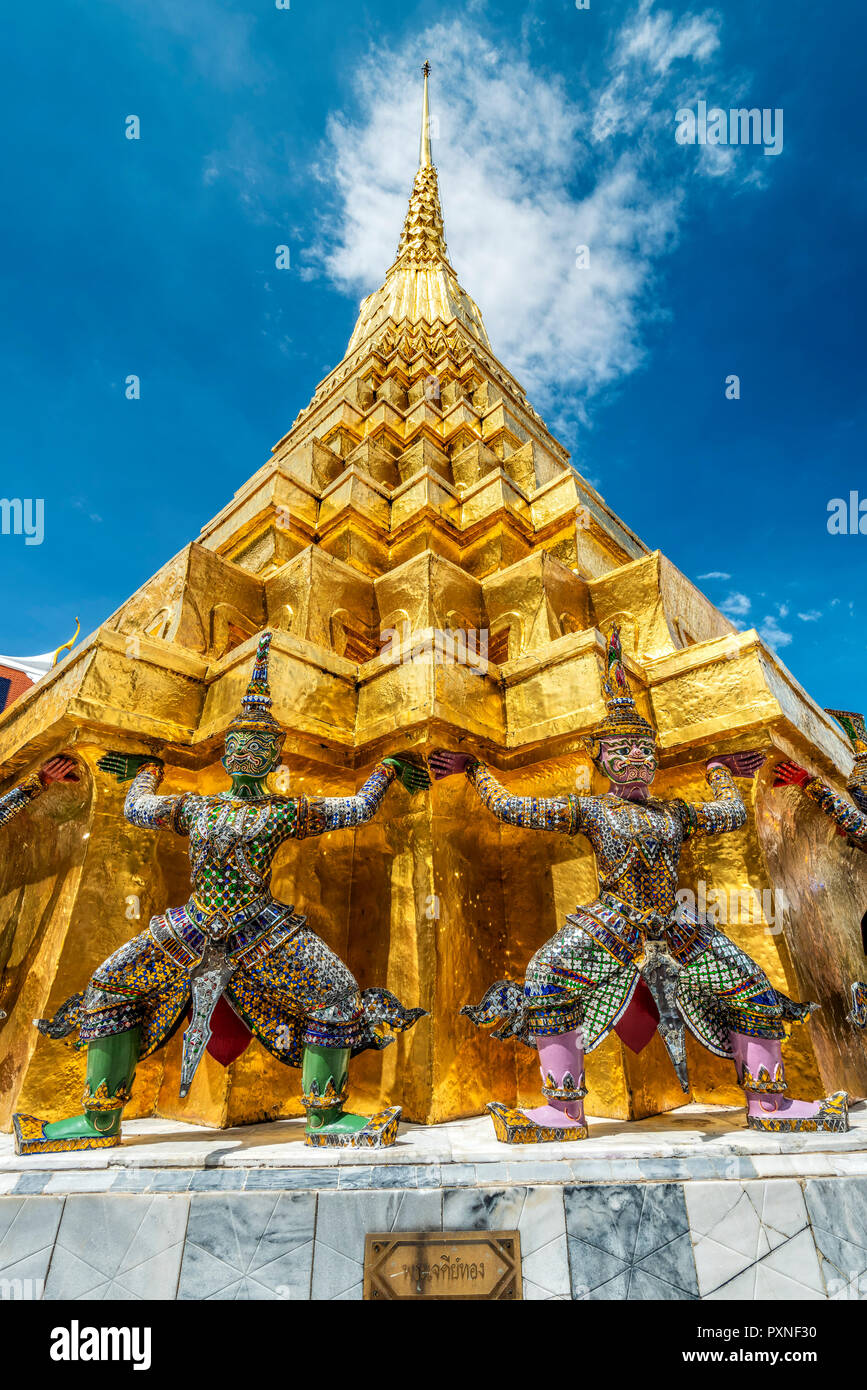 Yaksha custodi, Wat Phra Kaew, Bangkok, Thailandia Foto Stock