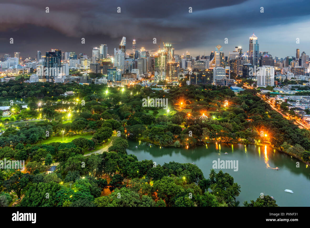 Lumpini Park e dello skyline della città al tramonto, Bangkok, Thailandia Foto Stock