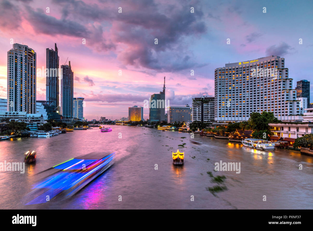 Il fiume Chao Phraya e dello skyline della città di Bangkok, Tailandia Foto Stock