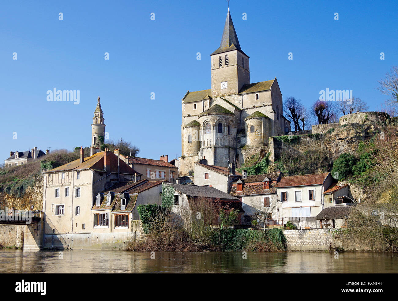 La pieve romanica di Notre Dame, Eglise Notre Dame, arroccato su una rupe sopra il fiume Gartempe & la città di Montmorillon Foto Stock