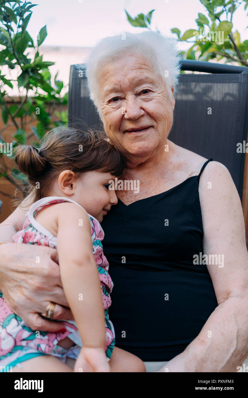 Ritratto di nonna sorridente tome di spesa con il suo graddaughter sulla terrazza Foto Stock