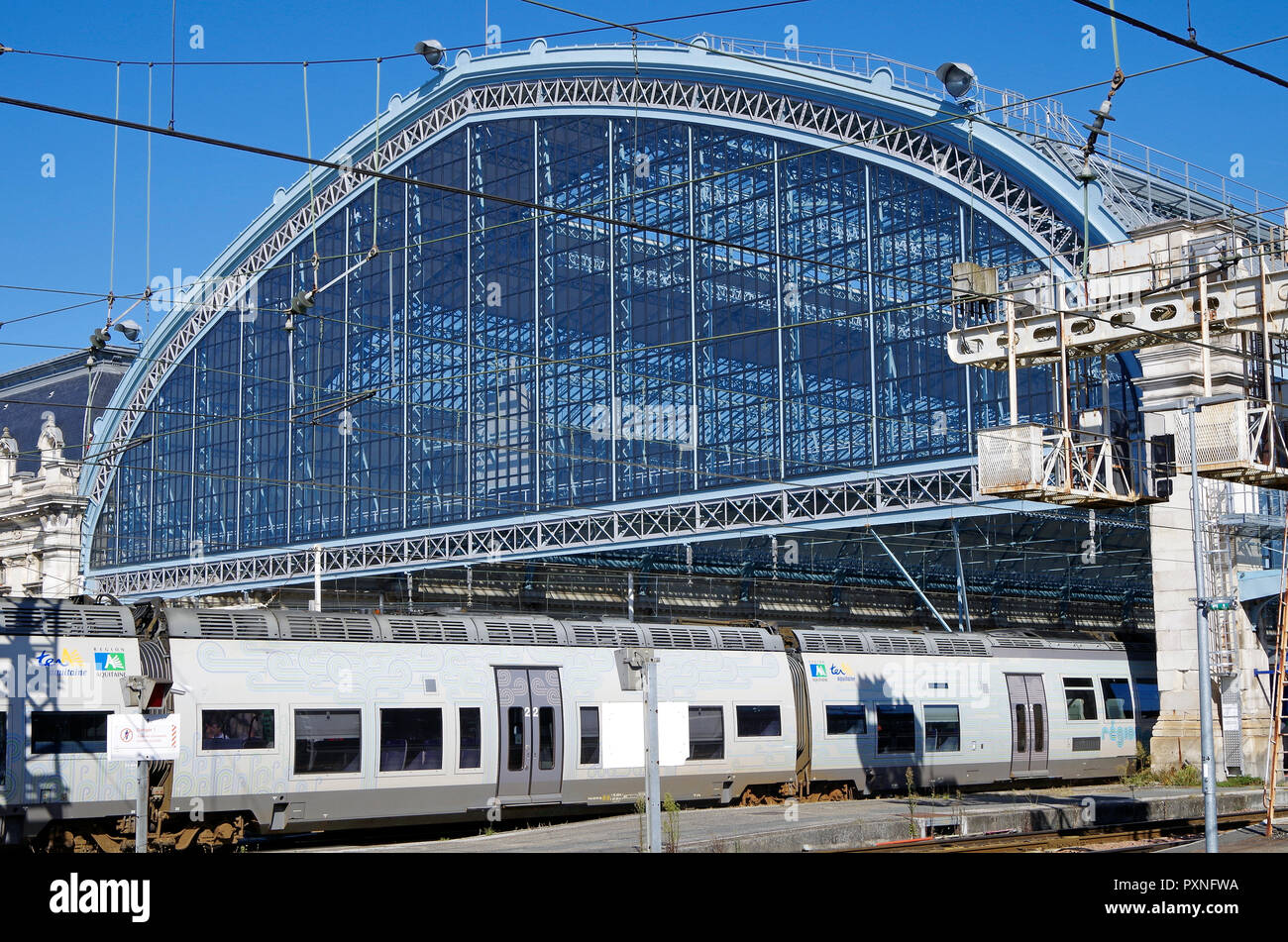 Bordeaux St Jean, uno dei grandi stazioni francesi, la sua trainshed costruita da Gustave Eiffel nel 1898, e recentemente è stato ridipinto di blu polvere Foto Stock