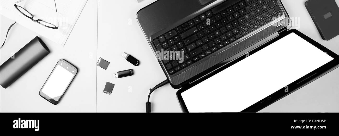 Giovane imprenditore nel luogo di lavoro in ufficio a lavorare con il computer portatile. Foto Stock