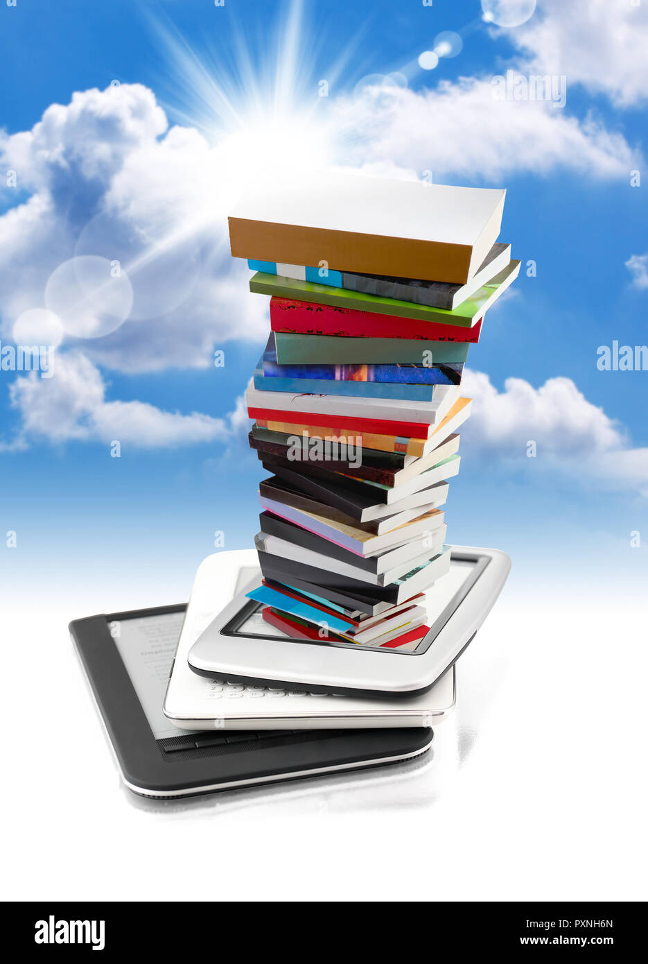 Enorme pila di libri in e-book reader Foto Stock