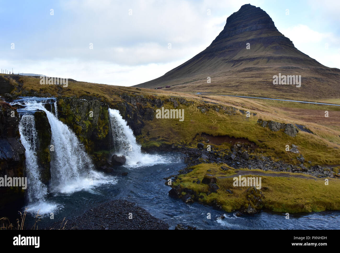 Kirkjufell mountain e kirkjufellfoss cascata in Islanda in ottobre Foto Stock