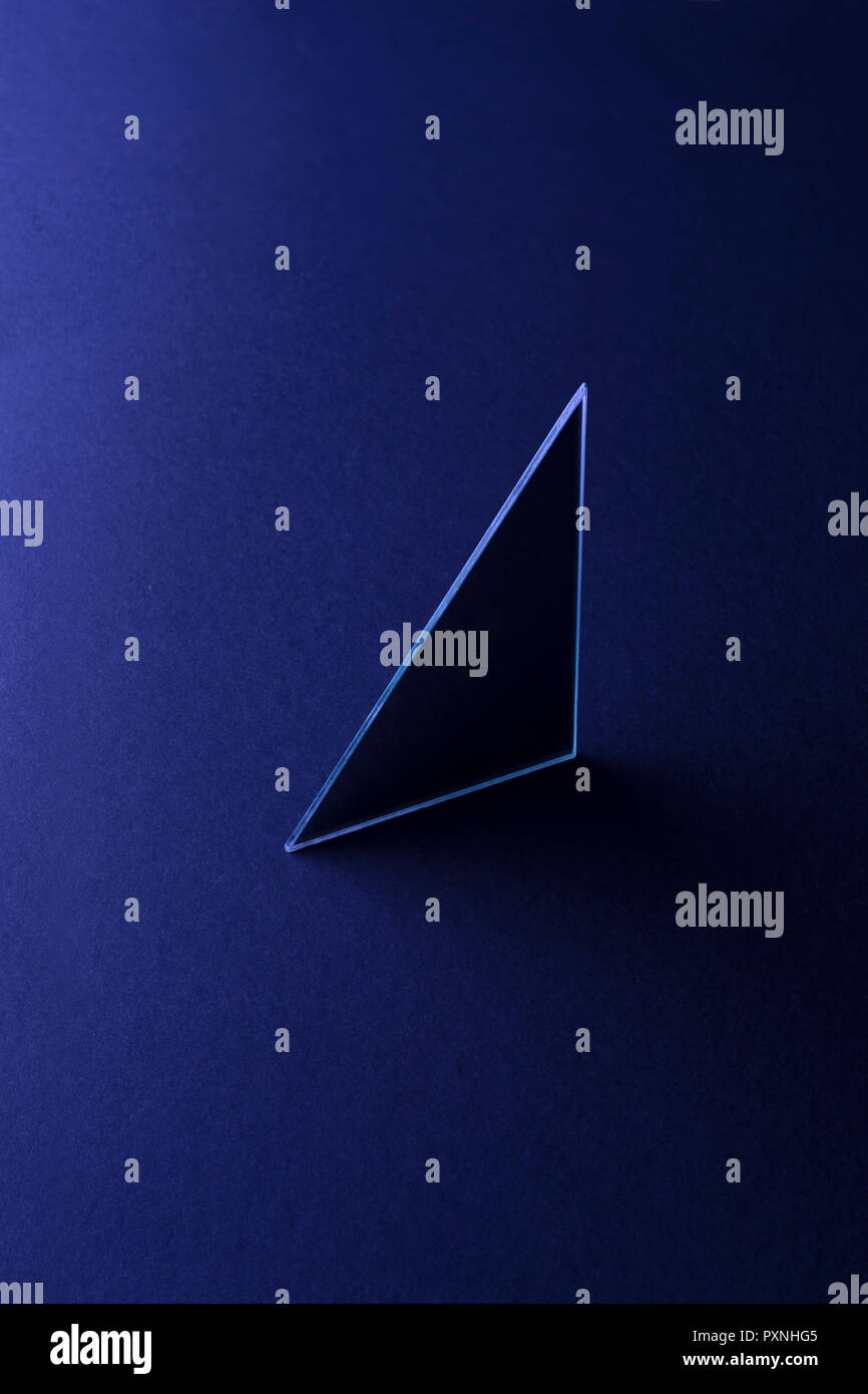 A forma di triangolo specchio sul blu scuro suolo, rendering 3D Foto Stock