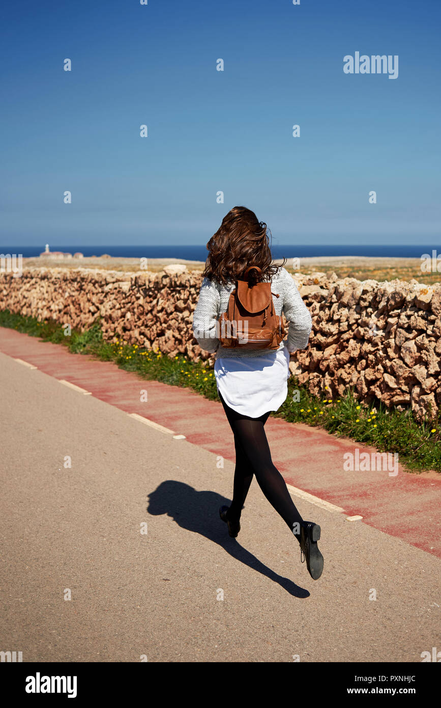 Bruna giovane donna in corsa all'aperto Foto Stock