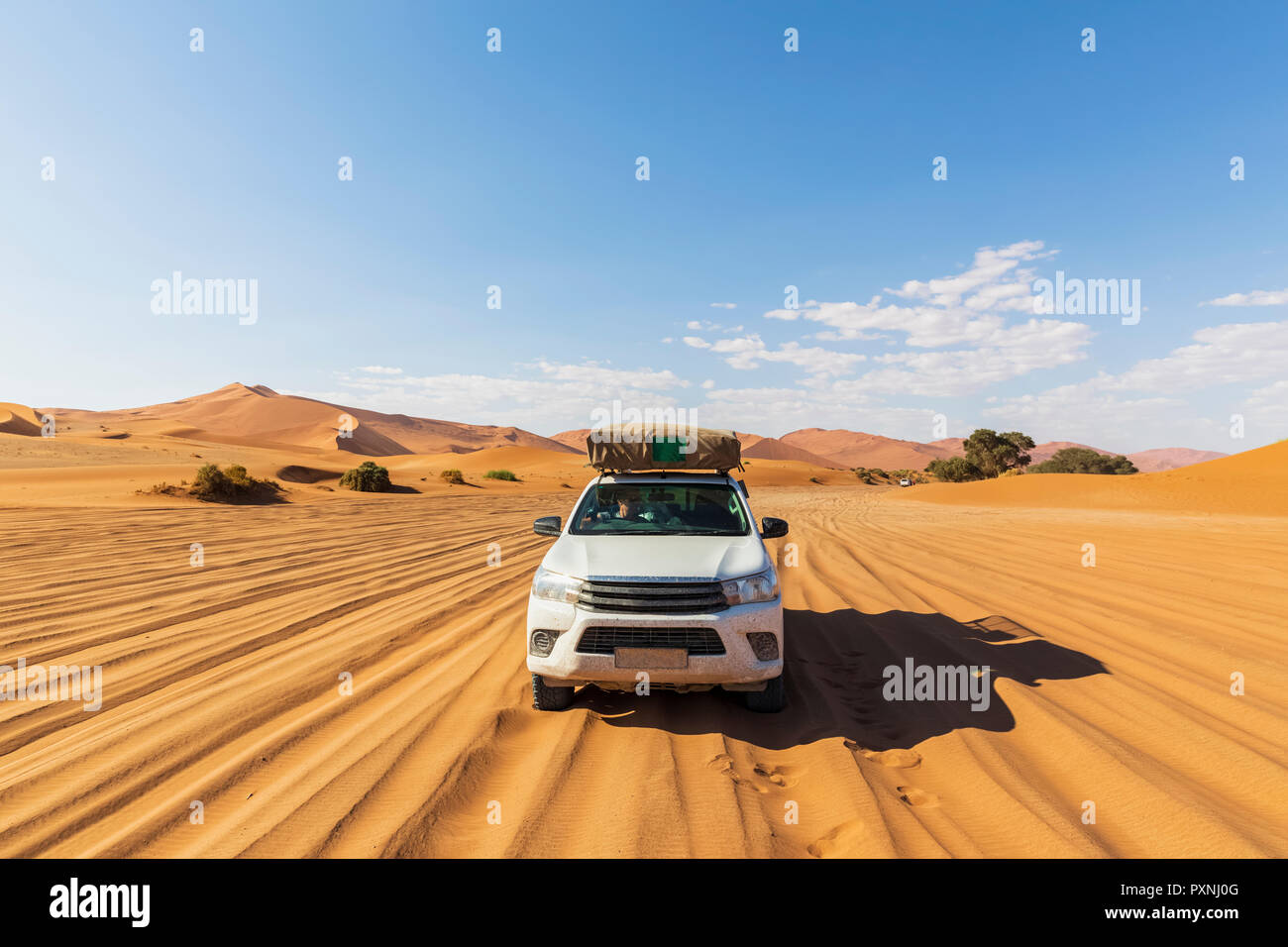 In Africa, la Namibia, il deserto del Namib Naukluft, Parco Nazionale, veicolo fuoristrada sulla pista di sabbia Foto Stock