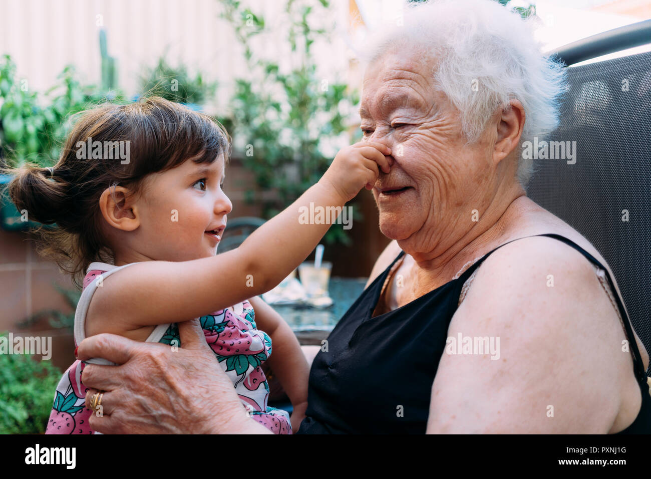 La nonna e la bambina insieme giocando sulla terrazza Foto Stock
