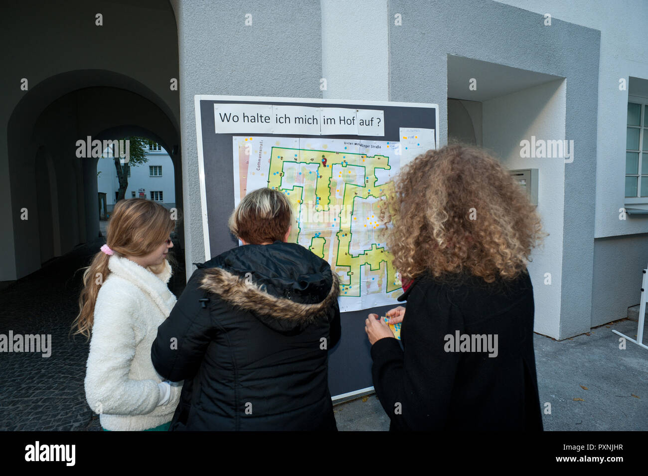 Wien, Gemeindebau des "Roten Wien - Vienna, Consiglio Tenement blocco, "rosso" di Vienna, Anlage Am Wienerberg, Wienerbergstraße 16-20, Hoffest der Wohnpartn Foto Stock