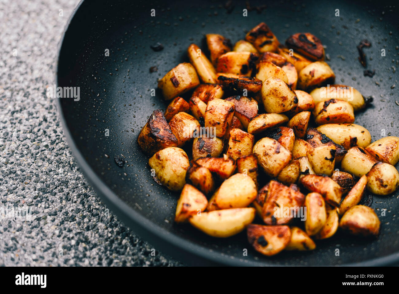 Patate fritte con paprika affumicato in padella Foto Stock