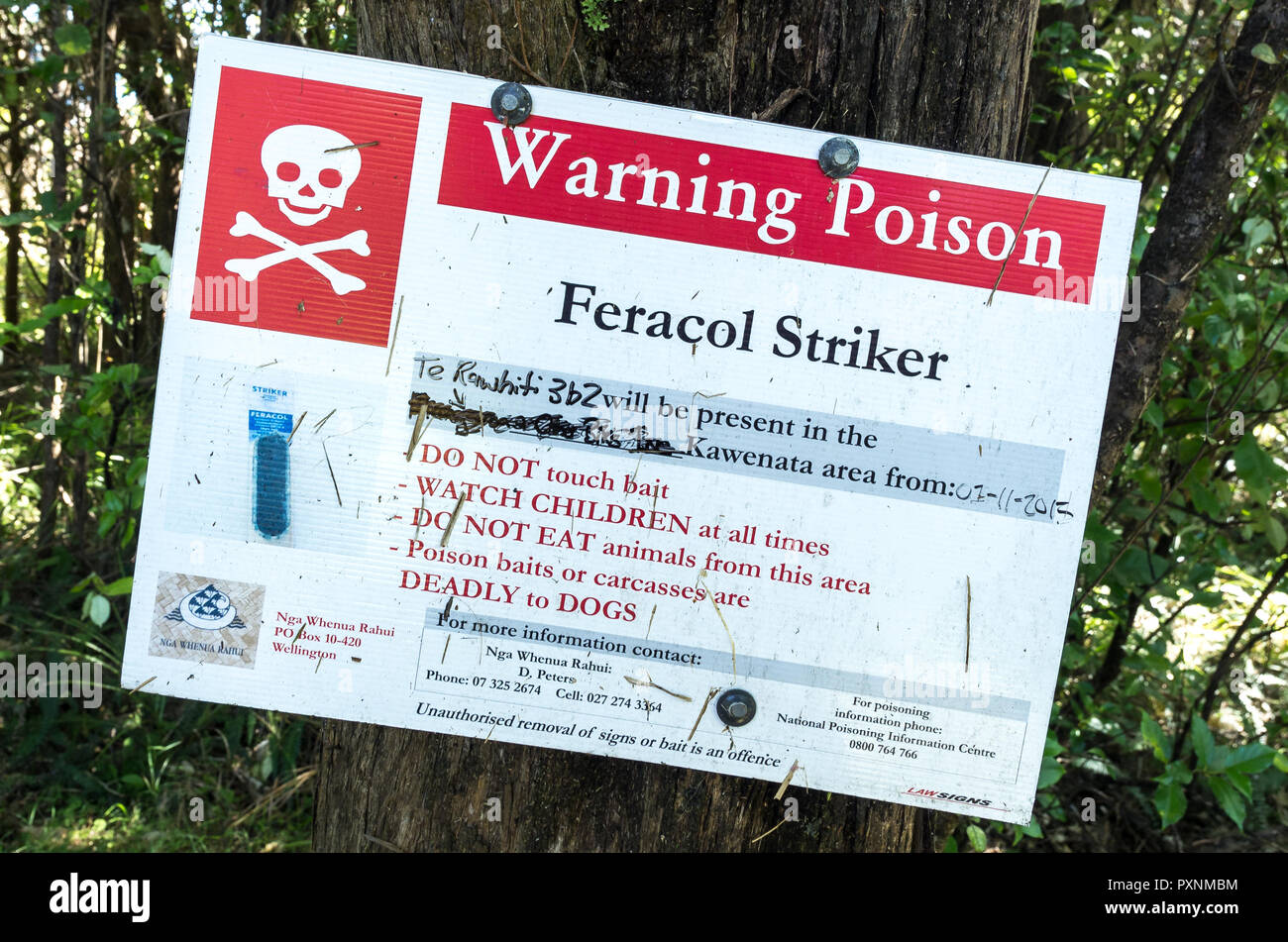 Veleno segno di avvertimento per il riscontro Feracol su un sentiero escursionistico a Cape Brett, Nuova Zelanda. Foto Stock