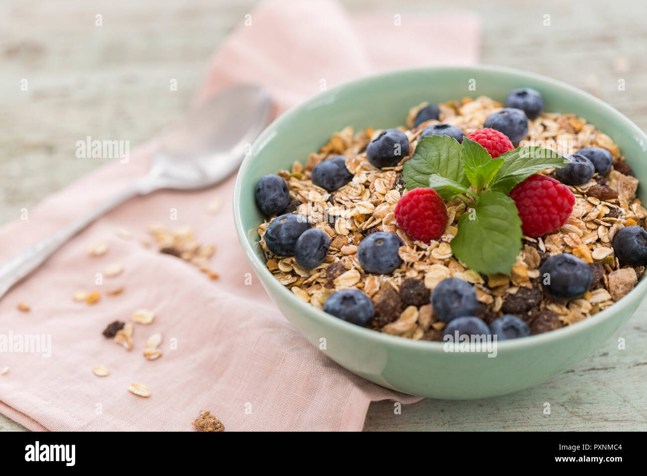 Ciotola di muesli con lamponi e mirtilli Foto Stock