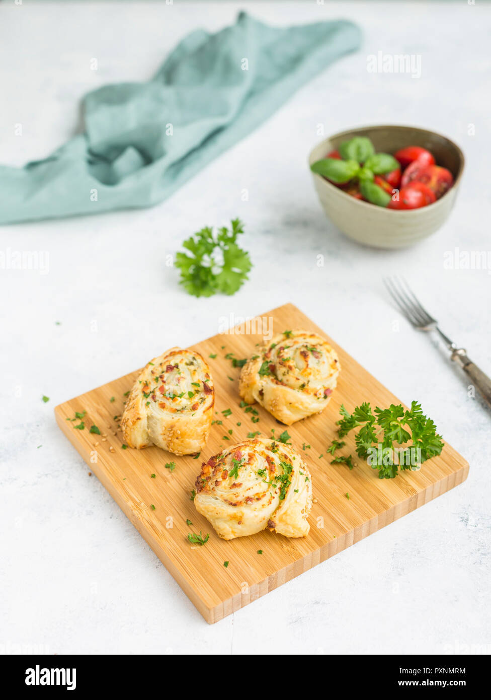 Le ciambelle glassate con feta, crema di formaggio, pancetta e prezzemolo sulla tavola di legno Foto Stock