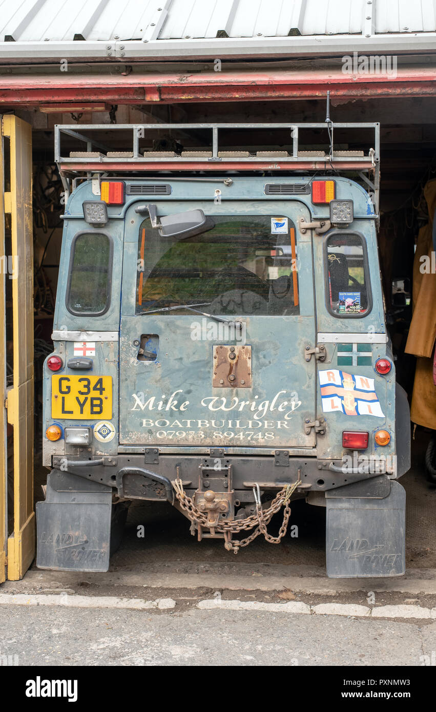 Il vecchio Land Rover al costruttore di barca's yard in Salcombe, Devon, Regno Unito Foto Stock
