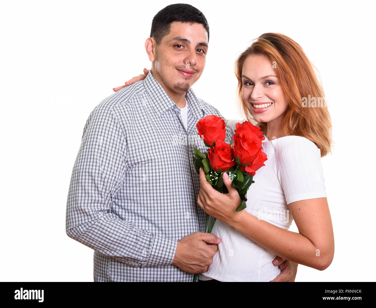 I giovani ispanici felice coppia sorridente e in amore azienda rose rosse Foto Stock