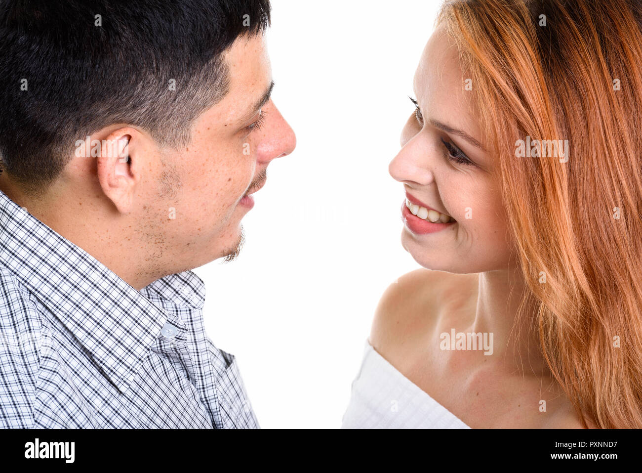 I giovani ispanici Coppia sorridente e guardando a vicenda nell amore Foto Stock