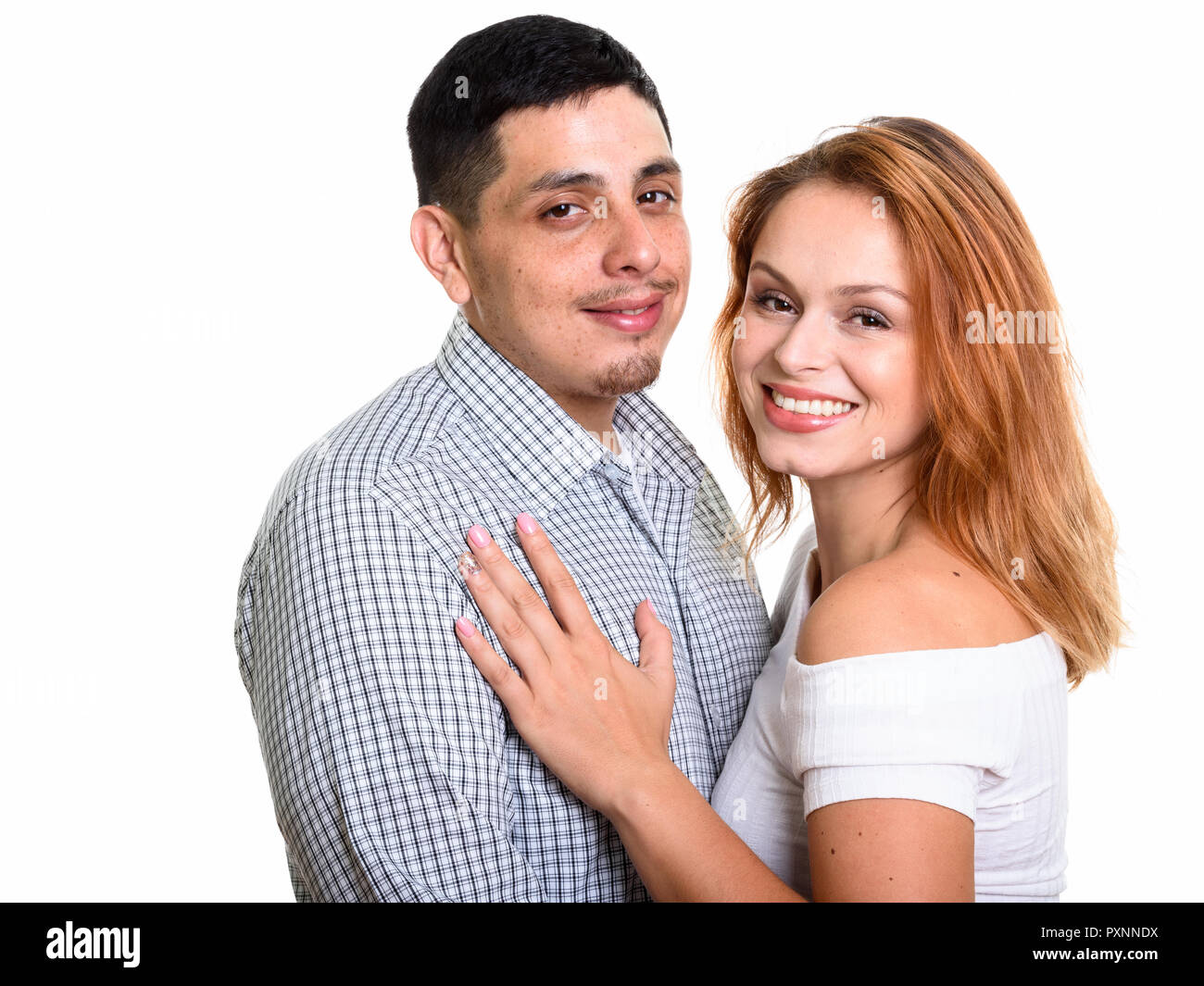 Ritratto di giovane ispanica felice coppia sorridente e abbracciando ogni altro Foto Stock
