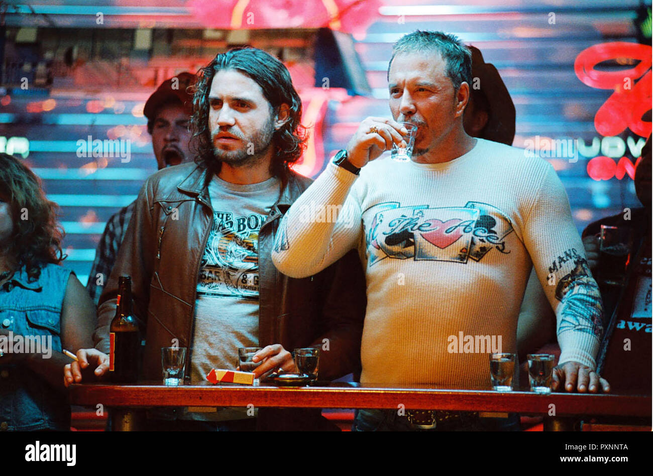 Domino: Live fast, muoiono giovani, 2005 Regie: Tony Scott, Choco (Edgar Ramirez) ed Ed (Mickey Rourke) Foto Stock