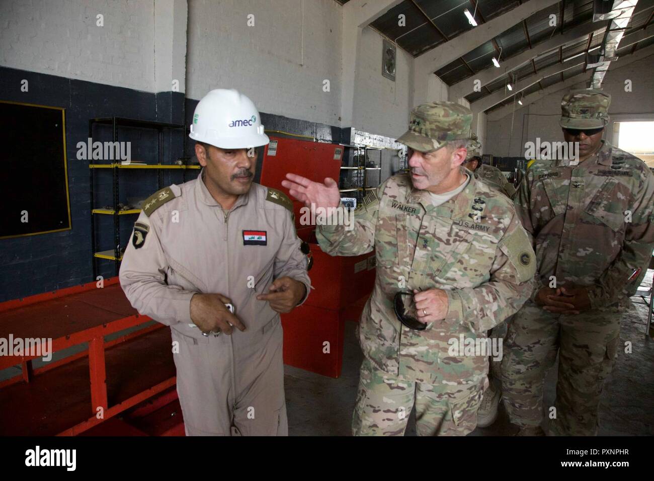 Stati Uniti Esercito il Mag. Gen. Flem Walker, Comandante generale del primo supporto comando (teatro) e il vice comandante generale-supporto per l'esercito degli Stati Uniti centrali, tours Il Taji a livello III strumento con l esercito iracheno il colonnello Ahmad, comandante del Taji III Livello veicolo a ruote overnight, a Camp Taji, Iraq, 17 giugno 2017. Il camminatore ha lo scopo di ottenere una panoramica degli STATI UNITI Esercito la capacità logistica dopo aver preso il comando il 15 maggio 2017. La sua visita contribuisca ad aumentare le forze di partner di capacità come parte integrante della Combined Joint Task Force - Funzionamento inerenti risolvere partner di costruzione Foto Stock