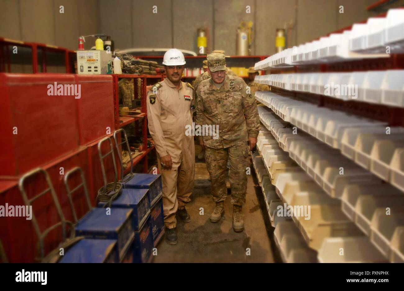 Stati Uniti Esercito il Mag. Gen. Flem Walker, Comandante generale del primo supporto comando (teatro) e il vice comandante generale-supporto per l'esercito degli Stati Uniti centrali, tours Il Taji a livello III strumento con l esercito iracheno il colonnello Ahmad, comandante del Taji III Livello veicolo a ruote overnight, a Camp Taji, Iraq, 17 giugno 2017. Il camminatore ha lo scopo di ottenere una panoramica degli STATI UNITI Esercito la capacità logistica dopo aver preso il comando il 15 maggio 2017. La sua visita contribuisca ad aumentare le forze di partner di capacità come parte integrante della Combined Joint Task Force - Funzionamento inerenti risolvere partner di costruzione Foto Stock