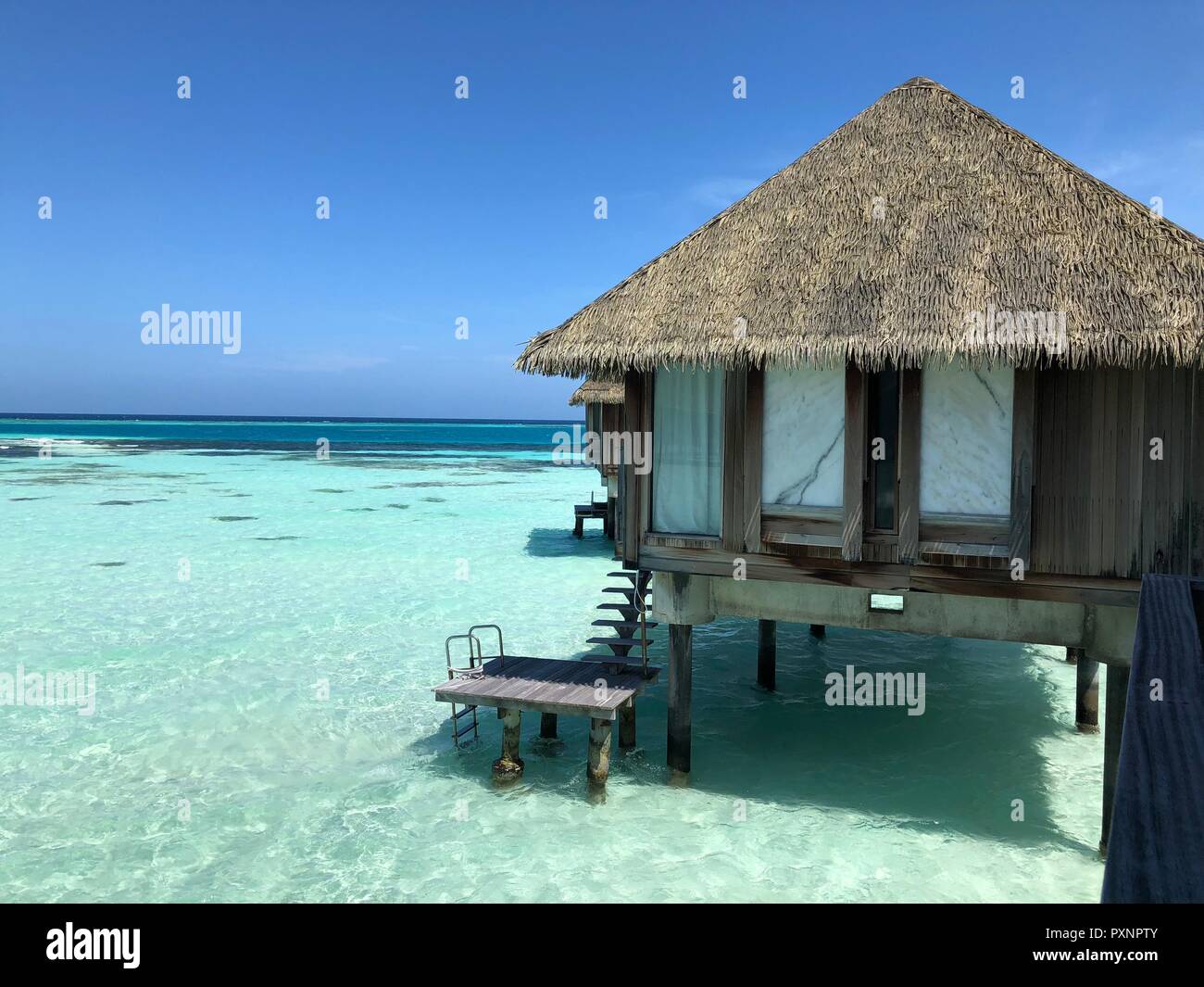 Bungalow Sullacqua Nelle Maldive Foto Stock Alamy