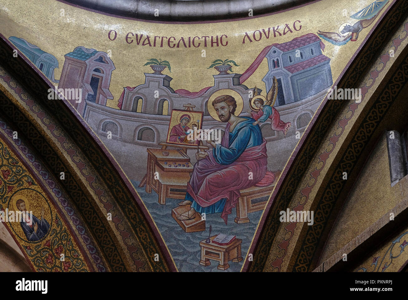 Mosaico raffigurante San Luca Evangelista in un contrafforte sotto la cupola della Catholicum o camera Catholicon presso il Santo Sepolcro chiesa di Gerusalemme in Israele Foto Stock