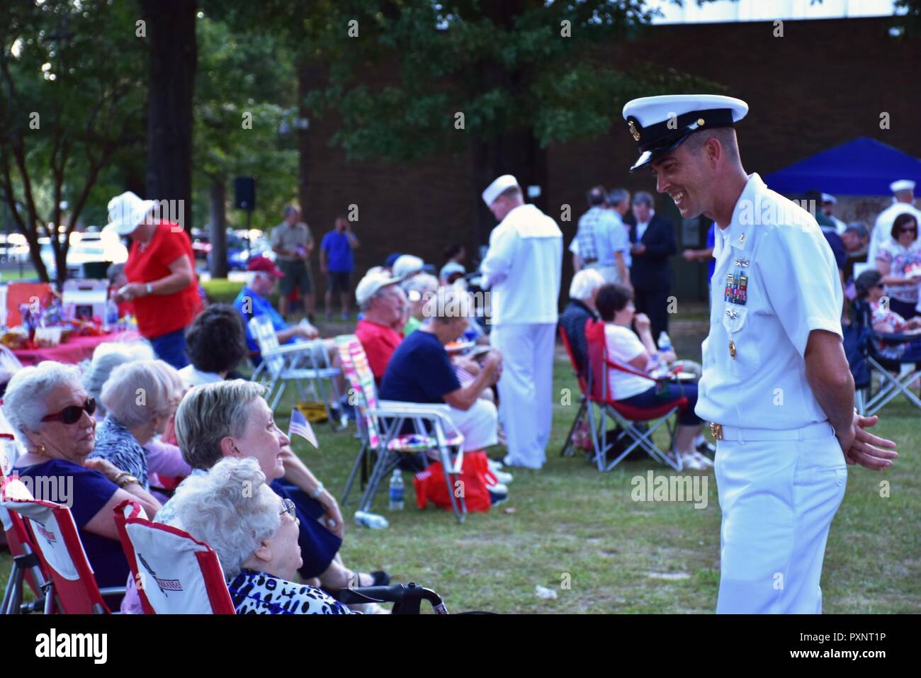 {Filename} base Little Rock, Ark. (Giu 6, 2017) Il comando Master Chief Joseph Reynolds, LCS equipaggio 109, parla con la gente del posto a Little Rock bandiera annuale celebrazione della festa. La LCS 109 equipaggi sono dalla futura quinta libertà-class Littoral Combat Ship USS Little Rock (LCS 9) che è casa ported a Mayport, Florida ed è programmato per la commissione di Buffalo, New York nel corso dell'anno (brevetto statunitense n. S. Marina foto di Ens. Samantha Robbins/ rilasciato). Foto Stock {Filename} base Little Rock, Ark. (Giu 6, 2017) Il comando Master Chief Joseph Reynolds, LCS equipaggio 109, parla con la gente del posto a Little Rock bandiera annuale celebrazione della festa. La LCS 109 equipaggi sono dalla futura quinta libertà-class Littoral Combat Ship USS Little Rock (LCS 9) che è casa ported a Mayport, Florida ed è programmato per la commissione di Buffalo, New York nel corso dell'anno (brevetto statunitense n. S. Marina foto di Ens. Samantha Robbins/ rilasciato). Foto Stock