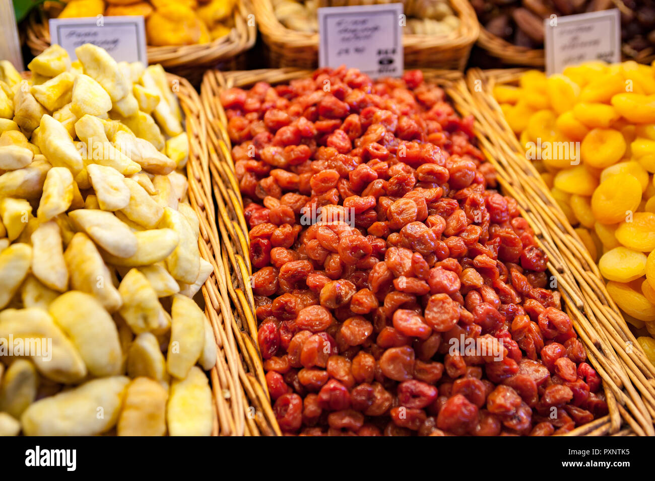 Asciuga i frutti in cesti di vimini su un mercato in stallo Foto Stock