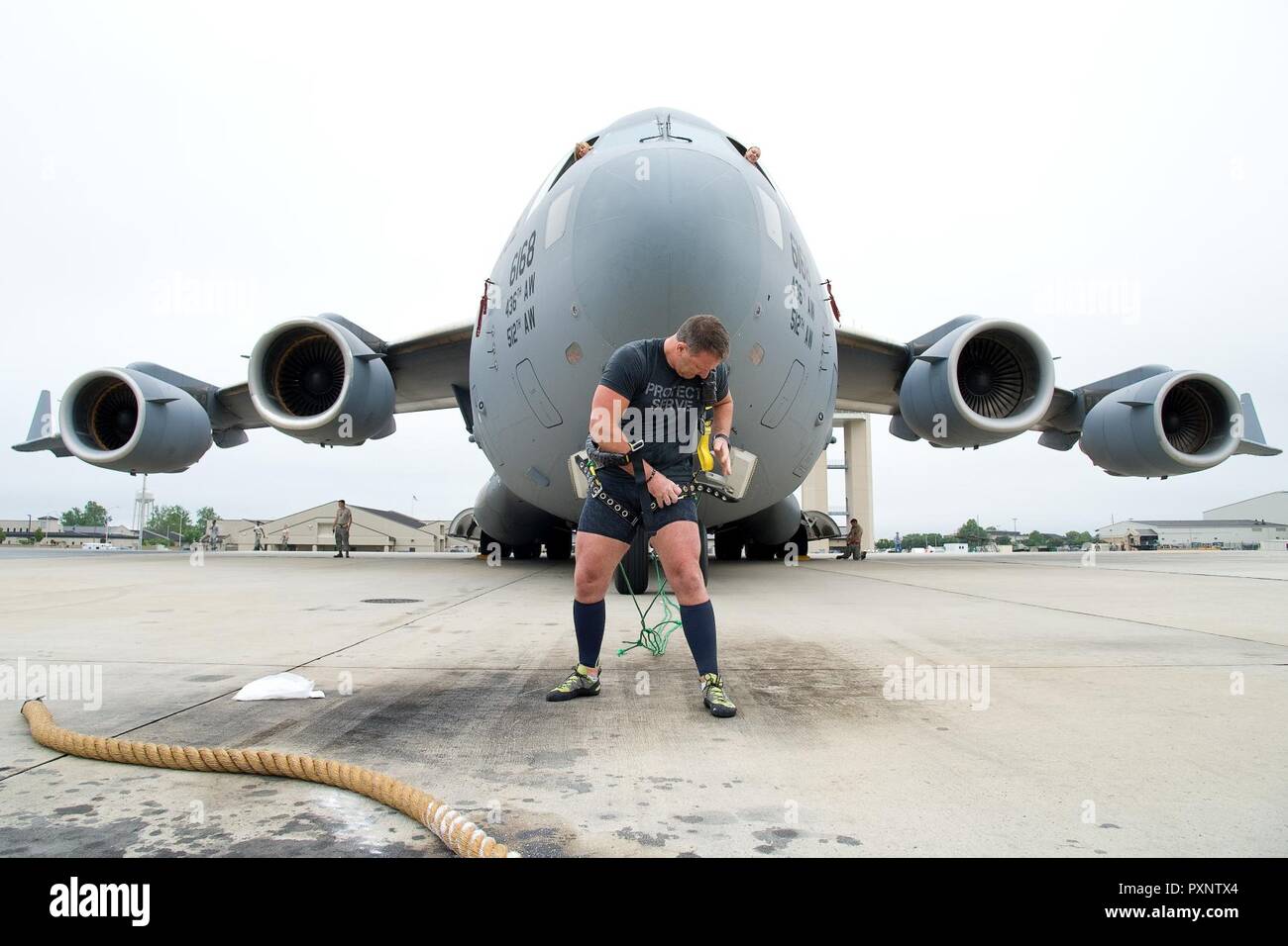 La Cmdr. Concessione Edwards, Australian federale di polizia, Ambasciata di Australia, Washington D.C., stringe il suo cablaggio prima del suo primo tentativo di tirare un C-17 Globemaster III, 16 giugno 2017, a Dover Air Force Base, Del. Edwards, un australiano uomo forte atleta, che in precedenza ha gareggiato nel mondo del uomo più forte concorrenza, è pianificata per tentare di tirare un C-17 durante il "Thunder oltre Dover: 2017 Dover AFB Open House", 26-27 agosto. Foto Stock